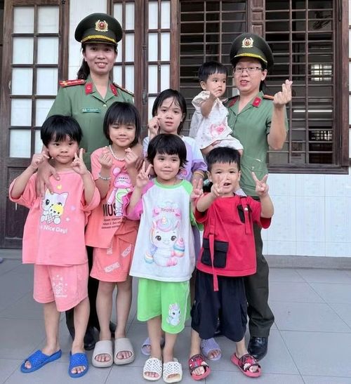 Chi đoàn và Hội Phụ nữ Phòng An ninh mạng và phòng, chống tội phạm sử dụng công nghệ cao Công an TP Huế tặng quà cho Trại trẻ mồ côi Ưu Đàm.