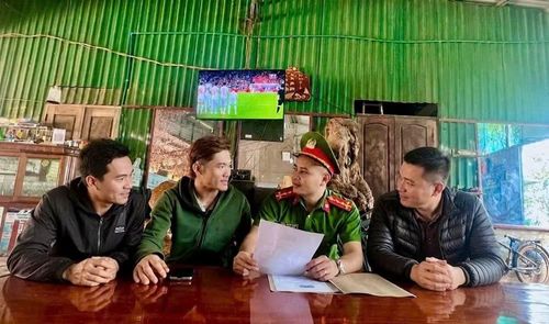 Công an xã Quảng Trực (Công an tỉnh Lâm Đồng) tuyên truyền, vận động người dân không tham gia cá độ bóng đá trong mùa World Cup 2026 .