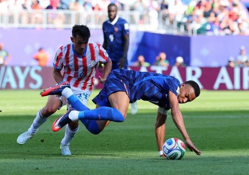Pháp cũng có một trận đấu nhiều khó khăn trước đại diện Nam Mỹ: Paraguay. Ảnh: Reuters.