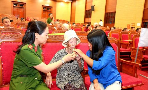 Người già luôn nhận được sự quan tâm chăm sóc đặc biệt.