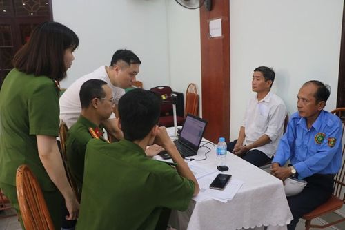 Thu nhận mẫu ADN tại Công an phường Gia Viên (Hải Phòng)