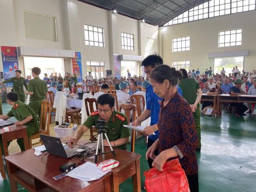 Thân nhân liệt sĩ được hướng dẫn và phục vụ tận tình.
