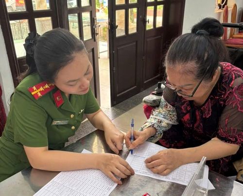 Thân nhân liệt sĩ được hướng dẫn chi tiết và chu đáo.