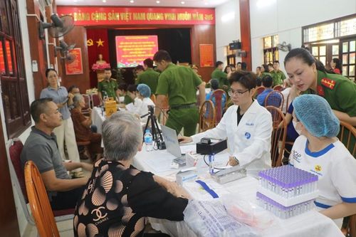 Thu nhận mẫu ADN tại Công an phường Ngô Quyền (TP Hải Phòng).