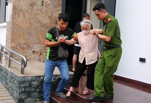 Thân nhân liệt sỹ gặp khó khăn trong di chuyển luôn được CBCS Công an hỗ trợ phục vụ.
