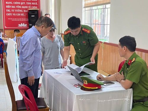 Thân nhân liệt sĩ đến địa điểm thu nhận mẫu ADN do Công an TP bố trí.