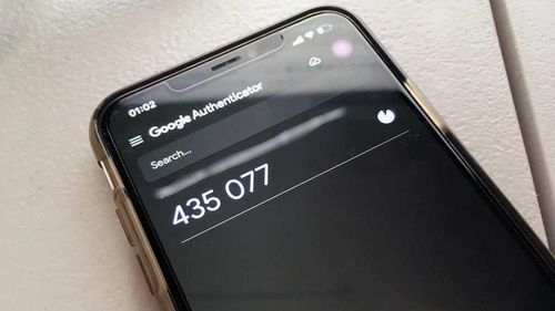 Nếu mật khẩu bị lộ, xác thực hai yếu tố sẽ là rào chắn giữa người dùng và kẻ tấn công. Nhưng hãy cẩn thận đừng vô tình tiết lộ mã xác thực hai yếu tố cho bất kỳ ai. Ảnh: PCWorld