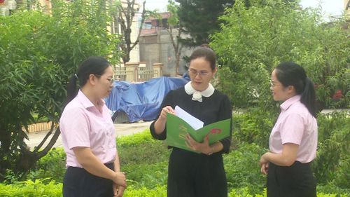 Lãnh đạo UBND xã Trường cùng cán bộ tín dụng khảo sát các chương trình cho vay tại các xóm.