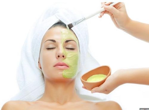 Thoa mặt nạ thành lớp mỏng khắp mặt, giữ nguyên trong 20 phút. Rửa sạch mặt với nước mát, vỗ nhẹ cho khô rồi cấp ẩm cho da. Áp dụng 2 lần/ tuần để se khít lỗ chân lông.