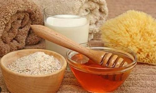 Mật ong được sử dụng phổ biến trong các công thức làm đẹp. Cà chua có tác dụng cấp ẩm da, thu nhỏ lỗ chân lông, dưỡng trắng và làm chậm quá trình lão hóa.
