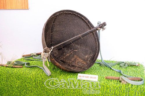Tát nước bằng gàu dây là công việc rất đỗi quen thuộc với nhà nông thuở xưa. Công việc tát nước tưởng chừng đơn giản nhưng kỳ thực chẳng hề dễ. Hai người phải phối hợp ăn ý thì gàu nước mới không bị tréo dây.