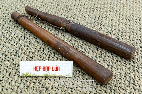 Kẹp đập lúa gồm hai thanh gỗ nối với nhau bằng sợi dây buộc. Sự giản đơn này minh chứng cho trí tuệ dân gian trong việc tối ưu hóa công đoạn thu hoạch thủ công.