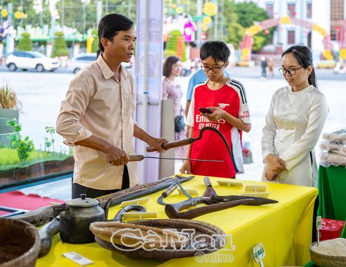 Từ thuở sơ khai đến thời công nghiệp hóa, cây lúa vẫn gắn bó với đời sống của người dân miền Tây Nam Bộ. Các nông cụ xưa trở thành minh chứng sống động, giúp thế hệ trẻ hôm nay hiểu rõ hơn về phương thức canh tác truyền thống, thêm trân trọng giá trị lao động, từ đó ra sức xây dựng quê hương.