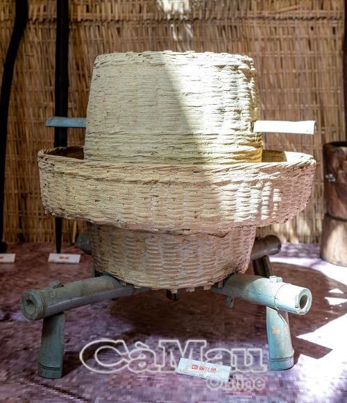 Khi có lúa vào bồ, nhà nông còn phải qua giai đoạn xay lúa, rồi giã mới có hạt gạo trắng. Tiếng “ù ù” của cối xay đêm muộn từng là thanh âm biểu trưng cho cuộc sống no đủ.