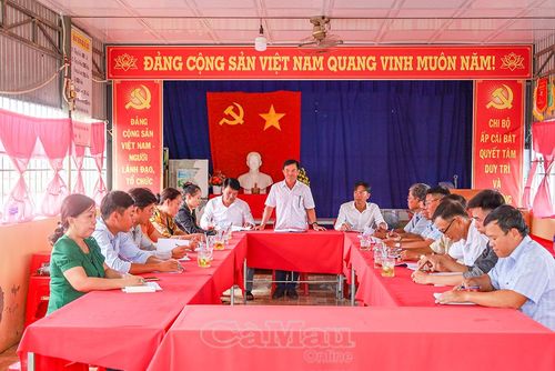 Chi bộ ấp Cái Bát, Xã Lương Thế Trân, công khai phương án sắp xếp, lấy ý kiến Nhân dân trước khi triển khai.