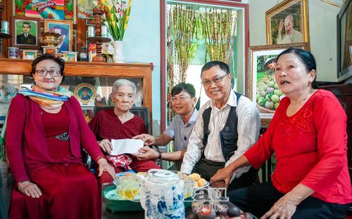 Nhà báo Nguyễn Quốc Danh, Phó Giám đốc Báo và phát thanh, truyền hình Cà Mau, trao hỗ trợ sinh hoạt phí hằng tháng cho Anh hùng LLVT Nhân dân Phạm Thị Bay theo chương trình phụng dưỡng của đơn vị.