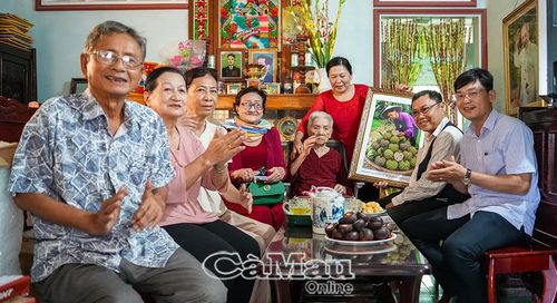 Đoàn công tác thăm hỏi Anh hùng LLVT nhân dân Phạm Thị Bay tại nhà riêng ở ấp Rau Dừa B, xã Hưng Mỹ.