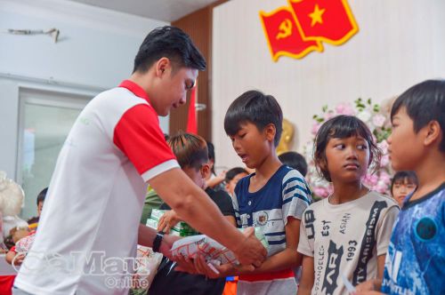  Anh Nguyễn Hoàng Duy, Chủ nhiệm CLB Nụ Cười Hồng, trao quà cho trẻ em hoàn cảnh khó khăn tại phường An Xuyên.