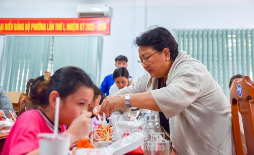 Bà Châu Thị Yến Châu (Việt kiều Thụy Sĩ) đồng hành hỗ trợ kinh phí cho CLB Nụ Cười Hồng trong hoạt động ý nghĩa này.