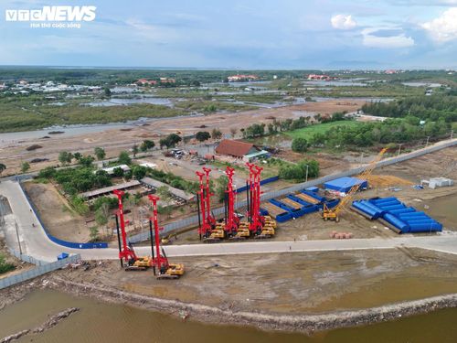 Bảng thông tin dự án đường sắt Bến Thành - Cần Giờ đã được lắp đặt trước cổng công trường. Depot Cần Giờ là một trong những hạng mục quan trọng nhất của toàn tuyến, đảm nhận chức năng tập kết, bảo dưỡng, sửa chữa các đoàn tàu và bố trí Trung tâm điều hành khai thác (OCC), phục vụ công tác quản lý, vận hành tuyến đường sắt trong tương lai.