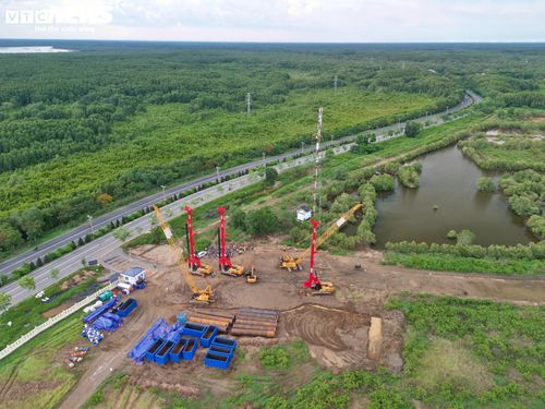 Tại điểm đầu tuyến và nhiều vị trí dọc đường Rừng Sác, các mũi khoan khảo sát địa chất đang được triển khai nhằm đánh giá điều kiện nền đất, phục vụ hoàn thiện giải pháp kỹ thuật, trong đó có các đoạn đi ngầm qua khu vực trung tâm TP.HCM.