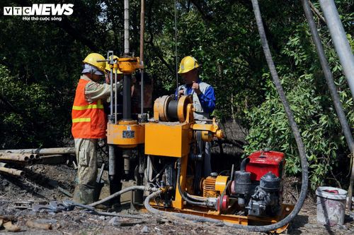 Đường sắt Bến Thành - Cần Giờ cũng là một trong 7 tuyến đường sắt đô thị trọng điểm của TP.HCM, góp phần hiện thực hóa mục tiêu hoàn thành khoảng 200 km đường sắt đô thị vào năm 2030. Trong hình là đơn vị thi công thực hiện khoan thăm dò địa chất tuyến metro Bến Thành - Cần Giờ.