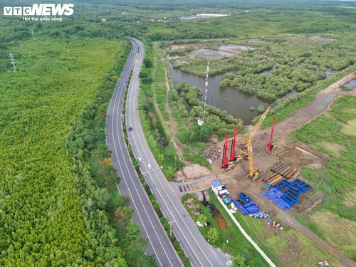 Theo ghi nhận của phóng viên Báo Điện tử VTC News, tại khu vực Cần Giờ và dọc tuyến đường Rừng Sác, nhiều máy móc, thiết bị cơ giới đã được tập kết tại các vị trí chuẩn bị triển khai dự án.
