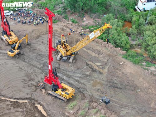 Cần cẩu, xe chuyên dụng cùng nhiều thiết bị phục vụ thi công đã được huy động tại nhiều vị trí, cho thấy dự án đang bước vào giai đoạn chuẩn bị thực địa sau lễ động thổ diễn ra vào tháng 12/2025.