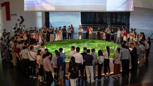 Hà Nội đang xây dựng một môi trường đầu tư minh bạch, ổn định, có khả năng dự báo và luôn đồng hành cùng doanh nghiệp. Ảnh: Triển lãm Quy hoạch tổng thể Thủ đô Hà Nội tầm nhìn 100 năm