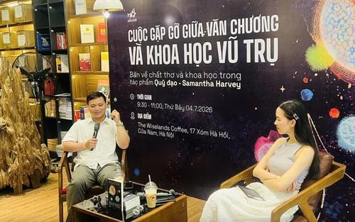 Dịch giả, nghiên cứu viên Phạm Vũ Lộc và nhà văn Hiền Trang tại tọa đàm "Cuộc gặp gỡ giữa văn chương và Khoa học vũ trụ"