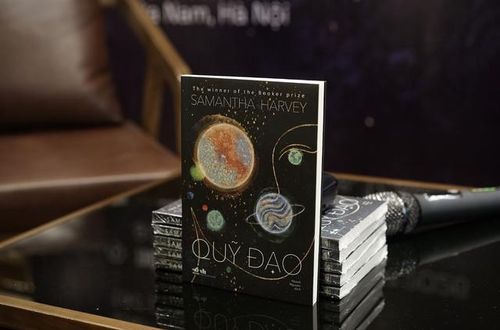 "Orbital" (Quỹ đạo) thắng giải Booker 2024, giúp Samantha Harvey là nhà văn nữ đầu tiên giành giải thưởng sau 5 năm, kể từ lần Margaret Atwood và Bernardine Evaristo được xướng tên ở Booker 2019.