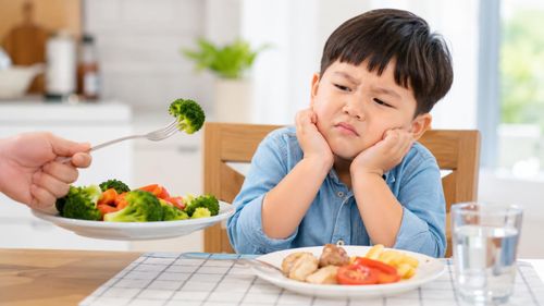 Nhiều trẻ ăn quá nhiều tinh bột tinh chế, món chiên rán, thịt chế biến sẵn nhưng lại thiếu rau xanh, trái cây nguyên miếng, cá, đậu đỗ và thực phẩm giàu chất xơ.