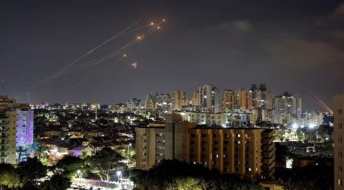 Nhiều quan chức Israel cho biết quyết định triển khai hệ thống phòng không Iron Dome cùng các tên lửa đánh chặn được đưa ra sau cuộc điện đàm giữa Thủ tướng Benjamin Netanyahu và Tổng thống UAE Mohammed bin Zayed.