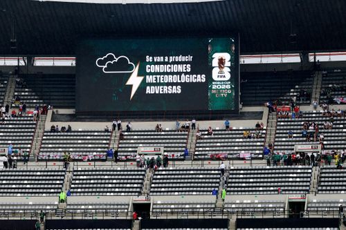 Màn hình lớn sân Azteca phát cảnh báo về sấm sét.