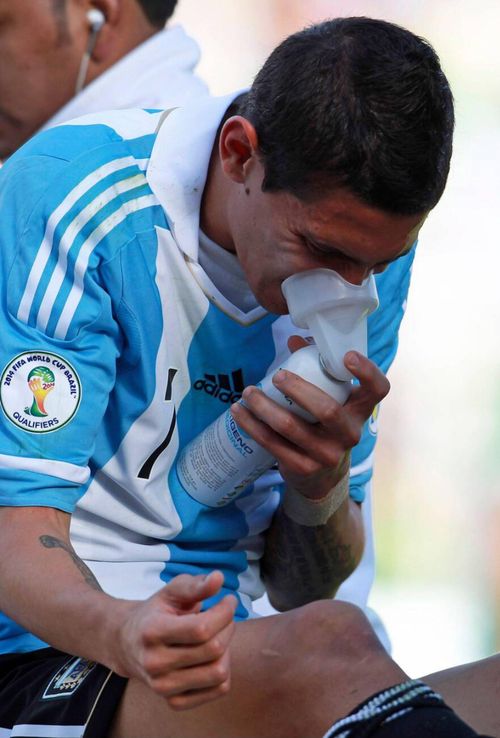  Di Maria đã phải nhờ tới sự trợ giúp của bình oxy khi thi đấu ở độ cao 3.650 m so với mực nước biển. Ảnh: Alamy. 