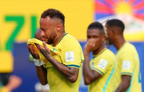Cảm xúc thất vọng của Neymar sau khi trận đấu khép lại. Chân sút của Santos chỉ vào sân từ ghế dự bị và mang về bàn thắng cho "Selecao" trên chấm 11 m ở phút bù giờ cuối hiệp hai.
