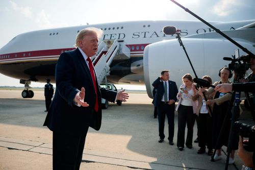 Tổng thống Mỹ Donald Trump phát biểu với các phóng viên trước khi lên chiếc Không lực Một mới tại Căn cứ Liên hợp Andrews, bang Maryland, Mỹ, ngày 1/7. Ảnh: Reuters