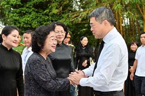 Thủ tướng Lê Minh Hưng thăm hỏi nguyên Phó chủ tịch nước Trương Mỹ Hoa, nguyên Phó chủ tịch nước Đặng Thị Ngọc Thịnh cùng các nguyên lãnh đạo Đảng, Nhà nước trong buổi lễ.