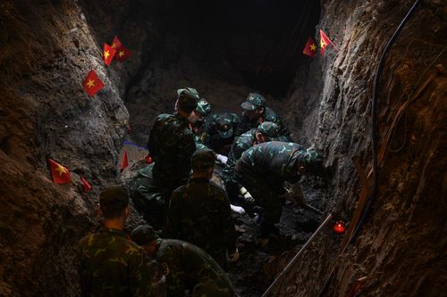 Cùng lúc đó, cán bộ, chiến sĩ thuộc lực lượng tìm kiếm hiện trường tiếp tục đào tìm bên dưới hố sâu 25 m, rộng 3 m tại khu vực A, phía sau Nhà truyền thống.