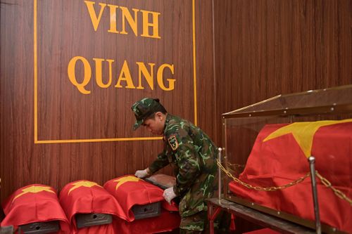 5 linh cữu sau khi đưa khỏi hố được an vị tại Nhà tưởng niệm.