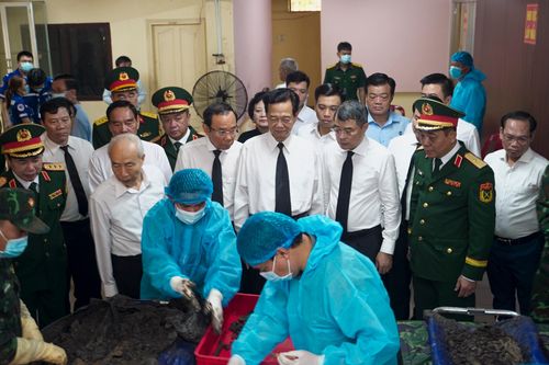 Thủ tướng cùng đoàn đại biểu giám sát quy trình lấy mẫu sinh phẩm tại khu vực lấy mẫu và lưu mẫu.