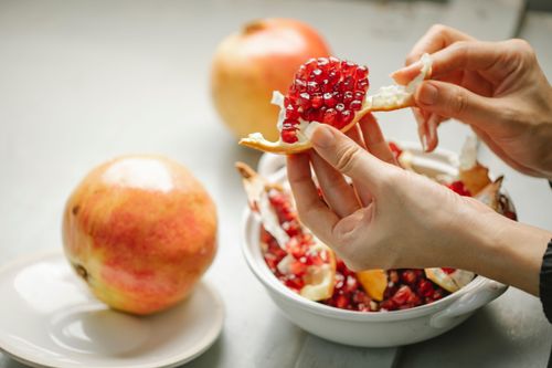  Lựu được xem là siêu trái cây vì cung cấp đồng thời nhiều dưỡng chất và chất chống oxy hóa có lợi. Ảnh: Pexels. 