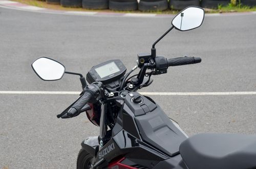 Ghi đông hẹp, nghiêng về phía người lái là đặc trưng của Suzuki Satria. Ảnh: Phúc Hậu. 