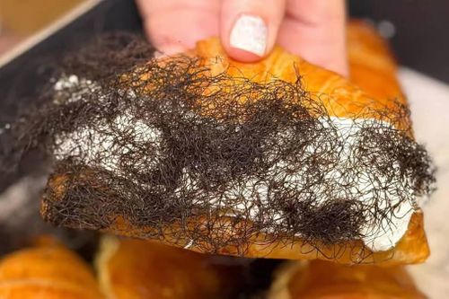 Chiếc bánh sừng bò rong tóc tiên tạo nên "cơn sốt" tại Thái Lan đầu tháng 7. Ảnh: Dexerto.
