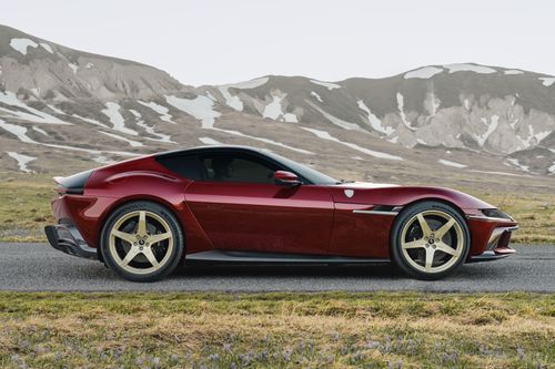  Nhiều hãng siêu xe bắt đầu quay lại với tùy chọn "hộp số sàn" như Pagani, Ferrari hay Koenigsegg, tuy nhiên công nghệ mới cho phép người lái thay đổi giữa hộp số tự động quen thuộc và trải nghiệm cơ khí tương đồng với hộp số sàn truyền thống. 