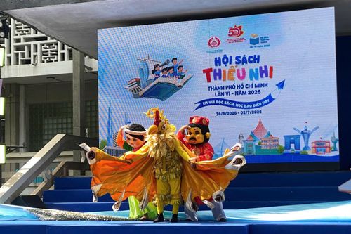  Vở kịch rối mascot chuyển thể từ truyện cổ tích Ăn khế trả vàng được biểu diễn tại Hội sách Thiếu nhi TP.HCM 2026. Ảnh: BTC. 