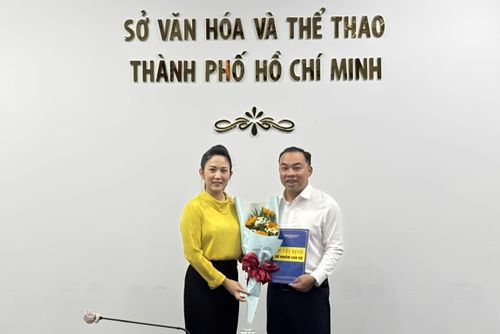  Bà Nguyễn Thị Thanh Thúy, Phó giám đốc Sở Văn hóa và Thể thao TP.HCM, trao quyết định bổ nhiệm cán bộ cho ông Hà Quốc Cường. Ảnh: Sở Văn hóa và Thể thao TP.HCM. 