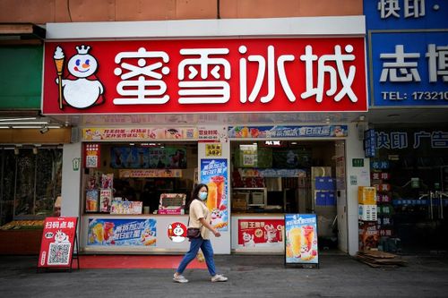  Một cửa hàng trà sữa, kem Mixue ở Thượng Hải, Trung Quốc, năm 2023. Ảnh: Reuters. 