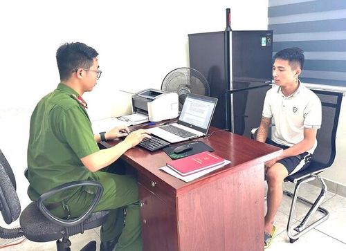  Công an xã Xuân Cẩm, tỉnh Bắc Ninh làm việc với Nguyễn Duy Khánh. Ảnh: Công an xã Xuân Cẩm. 