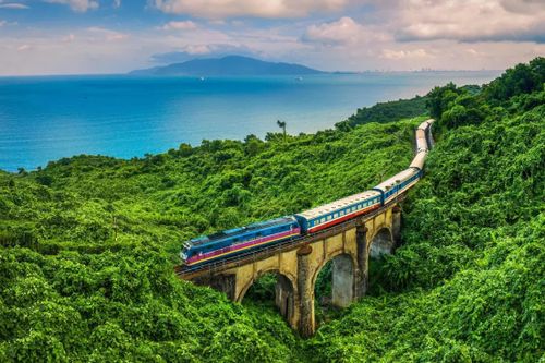 Đoàn tàu Thống Nhất chạy qua cầu vòm Đồn Cả (Đà Nẵng). Ảnh: VNR.